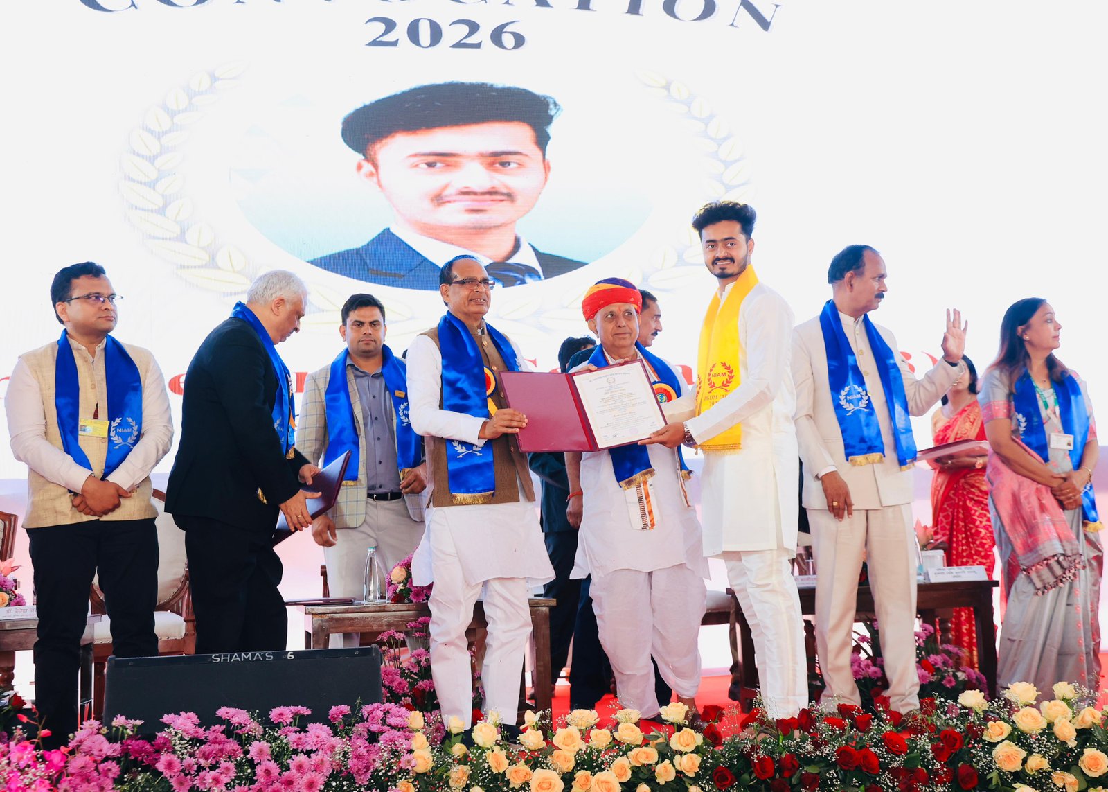 जयपूर येथील 'नियाम' संस्थेच्या पदवीदान समारंभात अनिकेत शिंदे यांचा गौरव