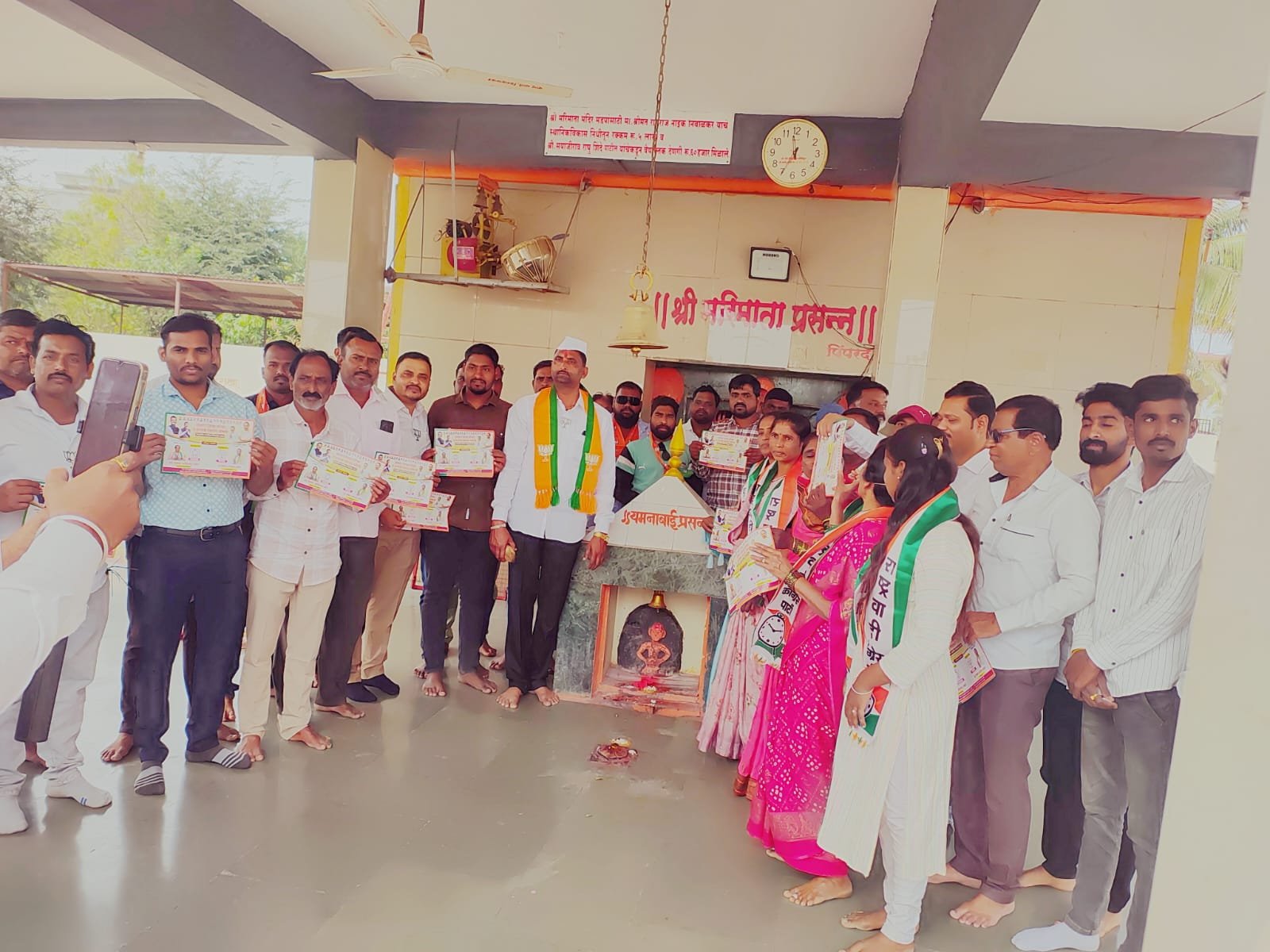 पिंपरद येथे सौ. सुषमा ताई मोरे व सचिन अभंग अध्यक्ष यांनी घरोघरी जात केला प्रचार