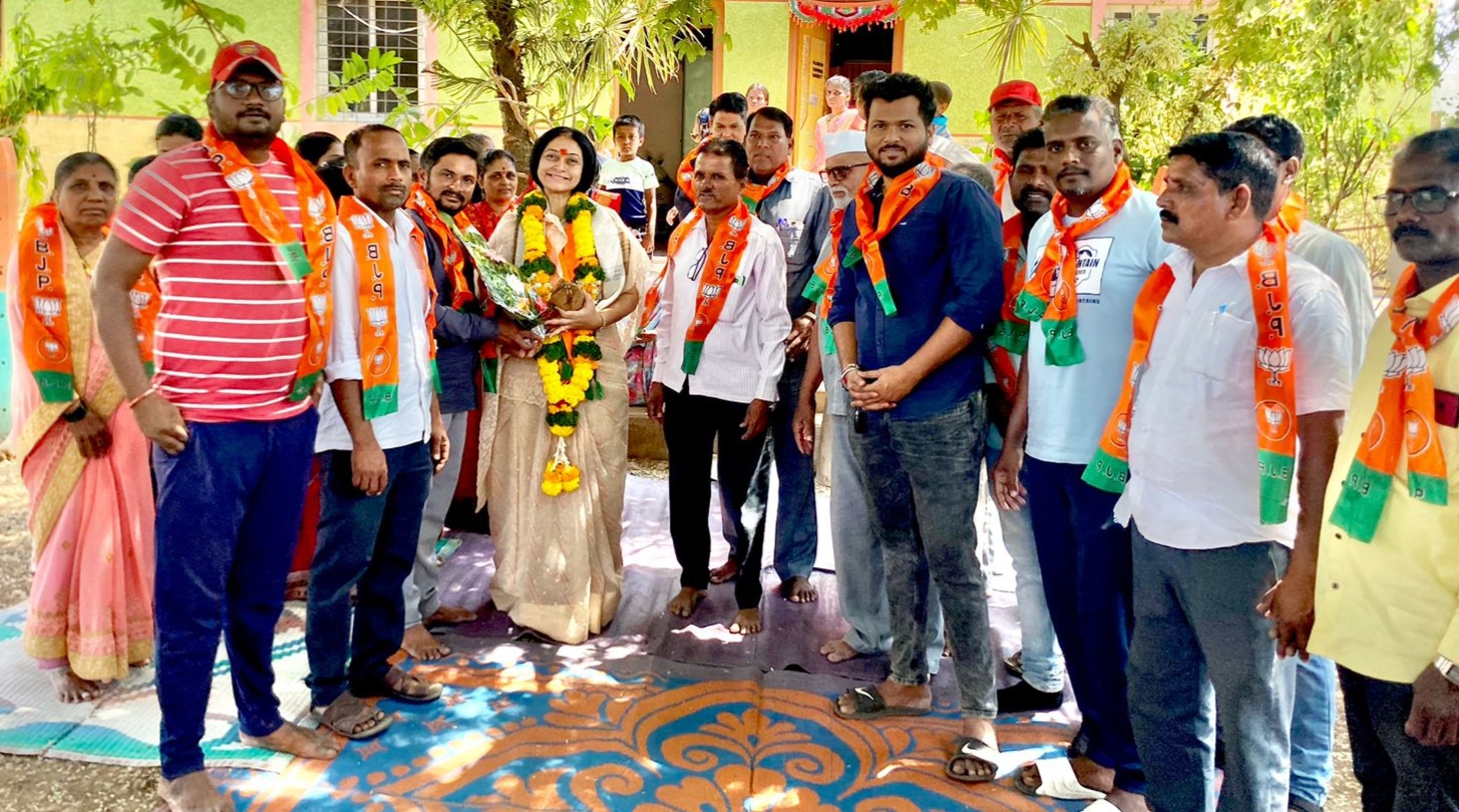 सासकल येथे खा. रणजितसिंह नाईक निंबाळकर यांच्या प्रचारार्थ जिजामाला रणजितसिंह नाईक निंबाळकर यांचा जनसंपर्क दौरा