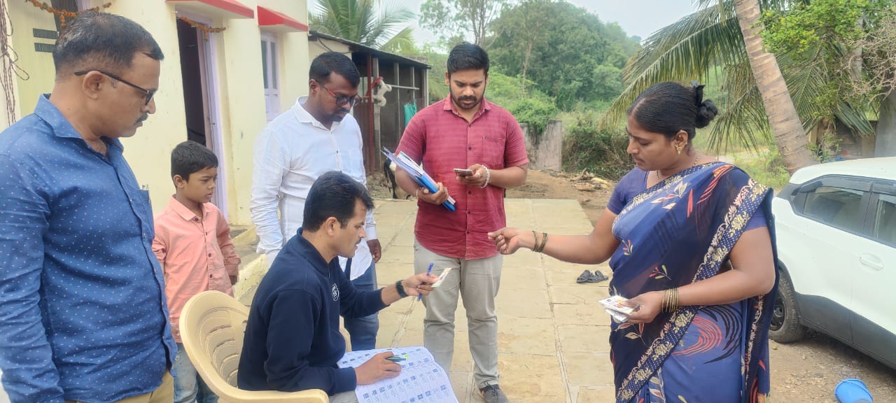 प्रांताधिकारी सचिन ढोले नवतरुण मतदार नोंदणीसाठी ऑनफिल्ड 