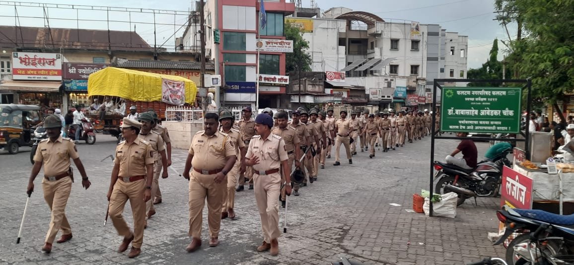 फलटण शहर पोलिस ठाण्याच्या वतीने शहरात रूट मार्च