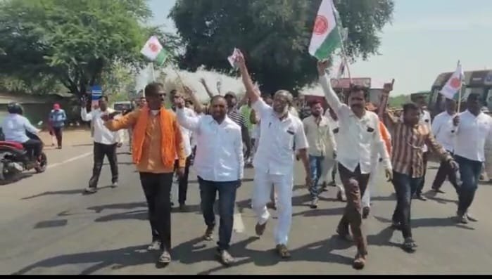 फलटण येथे स्वाभिमानी शेतकरी संघटनेचे चक्काजाम आंदोलन 