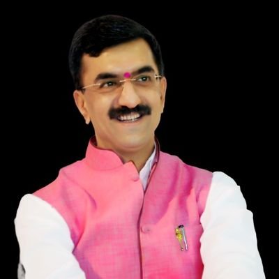भारतीय प्रजासत्ताक दिनी पालकमंत्री शंभुराज देसाई यांच्या हस्ते ध्वजारोहण
