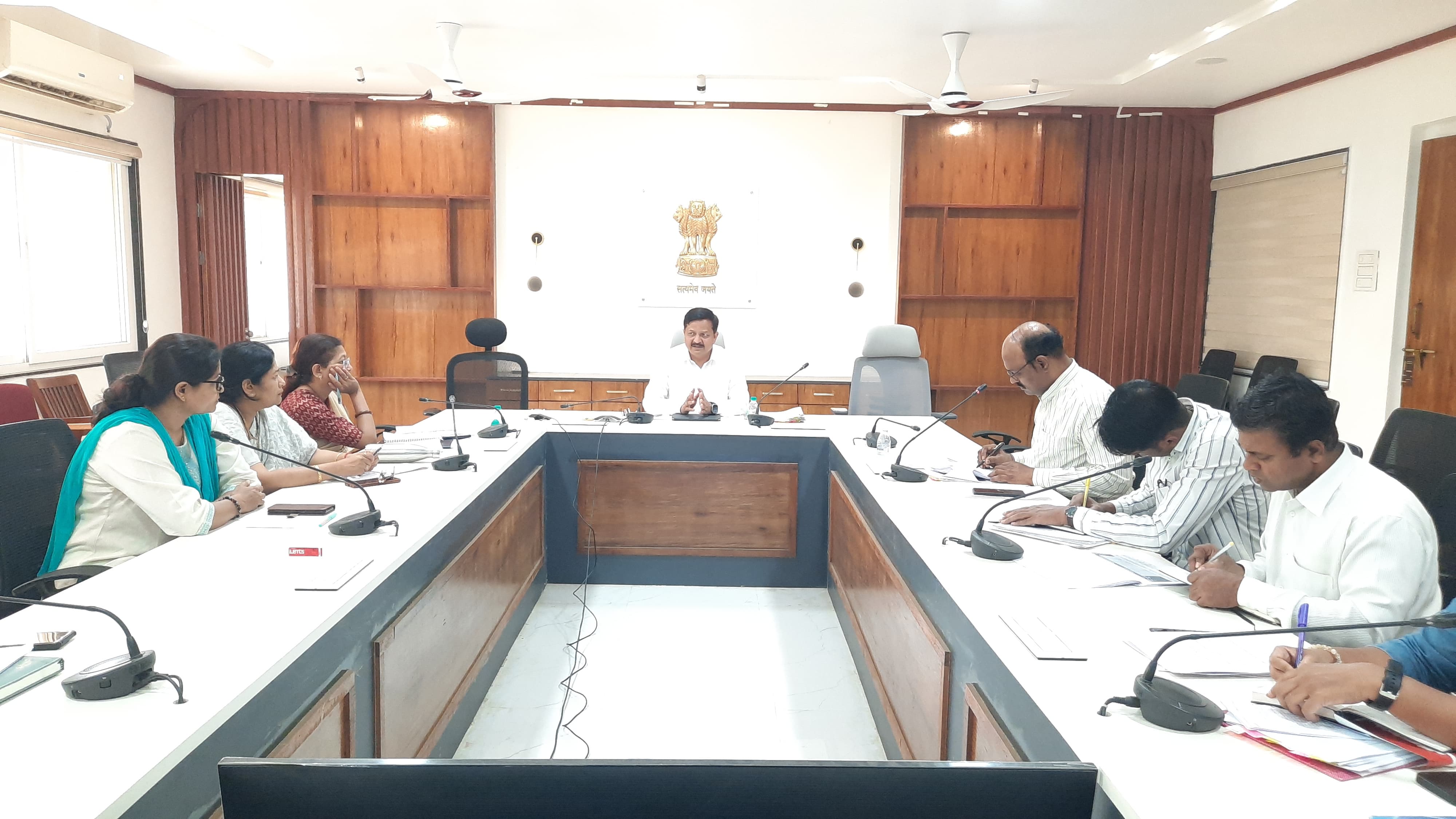 महिला व बालकांसाठीच्या संरक्षण, प्रतिबंधात्मक कायद्यांची प्रभावी अंमलबजावणी करा - जिल्हाधिकारी संतोष पाटील