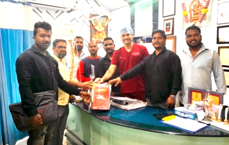 डॉ. आंबेडकर जयंती महोत्सव समितीस डॉ. प्रसाद जोशी यांच्याकडून पुस्तके भेट 