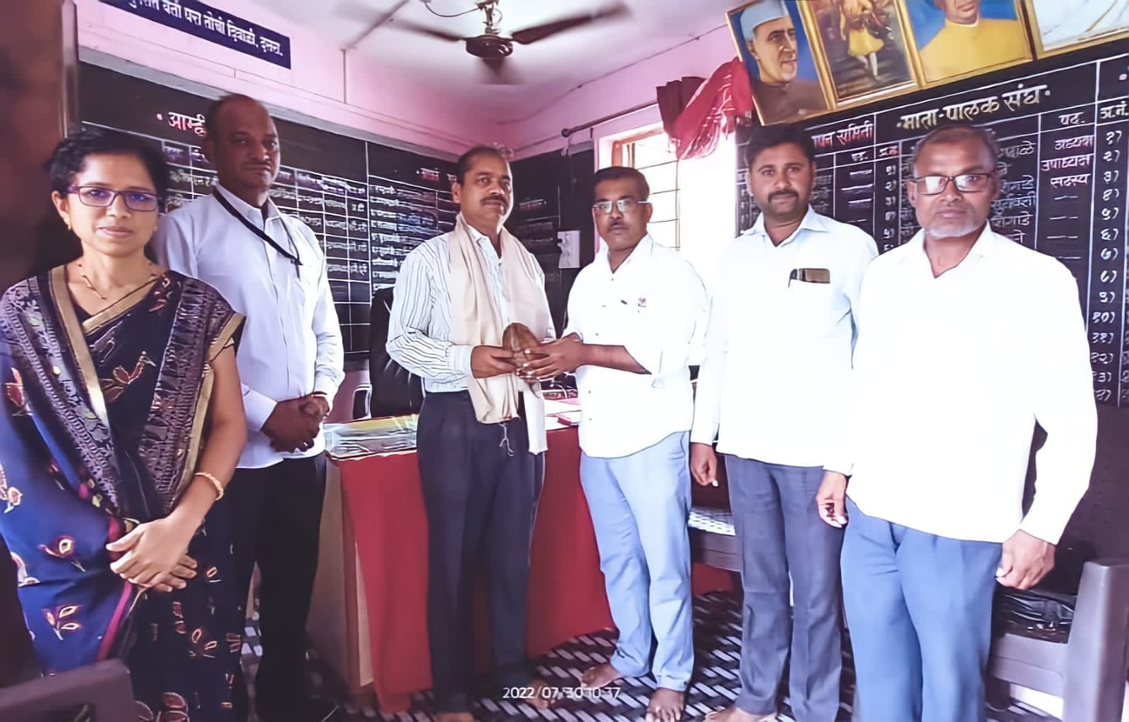 माण तालुक्याचे गटशिक्षणाधिकारी राऊत यांची थदाळे शाळेस भेट : विद्यार्थी व शिक्षकांशी साधला संवाद