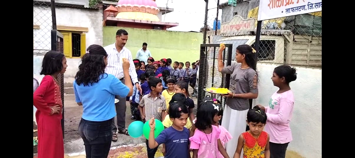 ढोल ताशांच्या गजरात चिमुकल्यांचे स्वागत