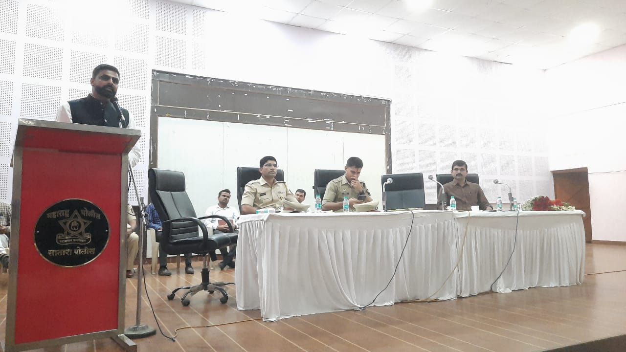 गणेशोत्सव व ईदच्या पार्श्वभूमीवर शांतता समितीची बैठक संपन्न  सर्व गणेश मंडळांनी प्रशासनाच्या सूचनांचे काटेकोर पालन करावे  -  जिल्हाधिकारी जितेंद्र डूडी