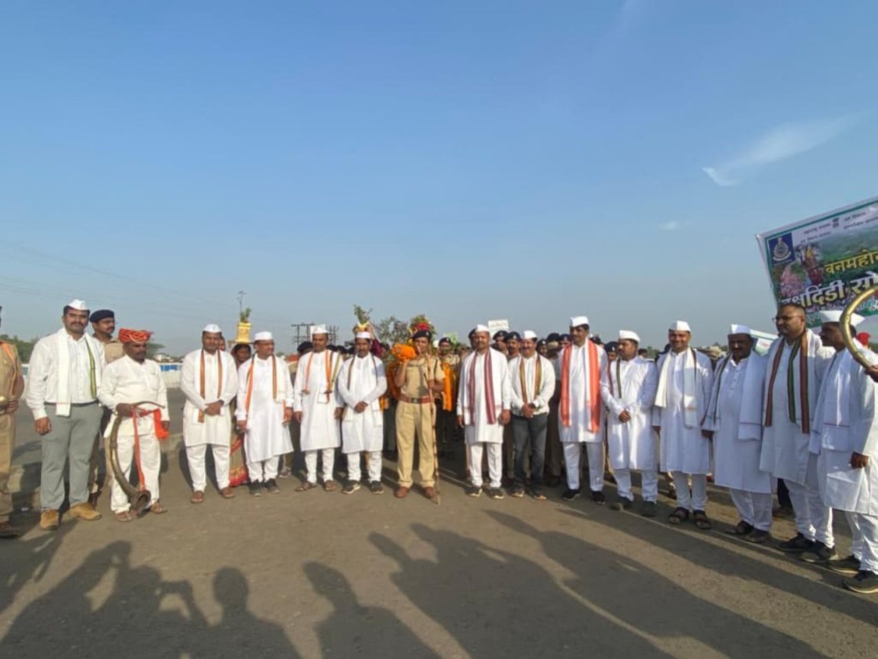 वन विभाग, वन्यजीव विभाग व सामाजिक वनीकरण विभागामार्फत वृक्ष दिंडी संपन्न