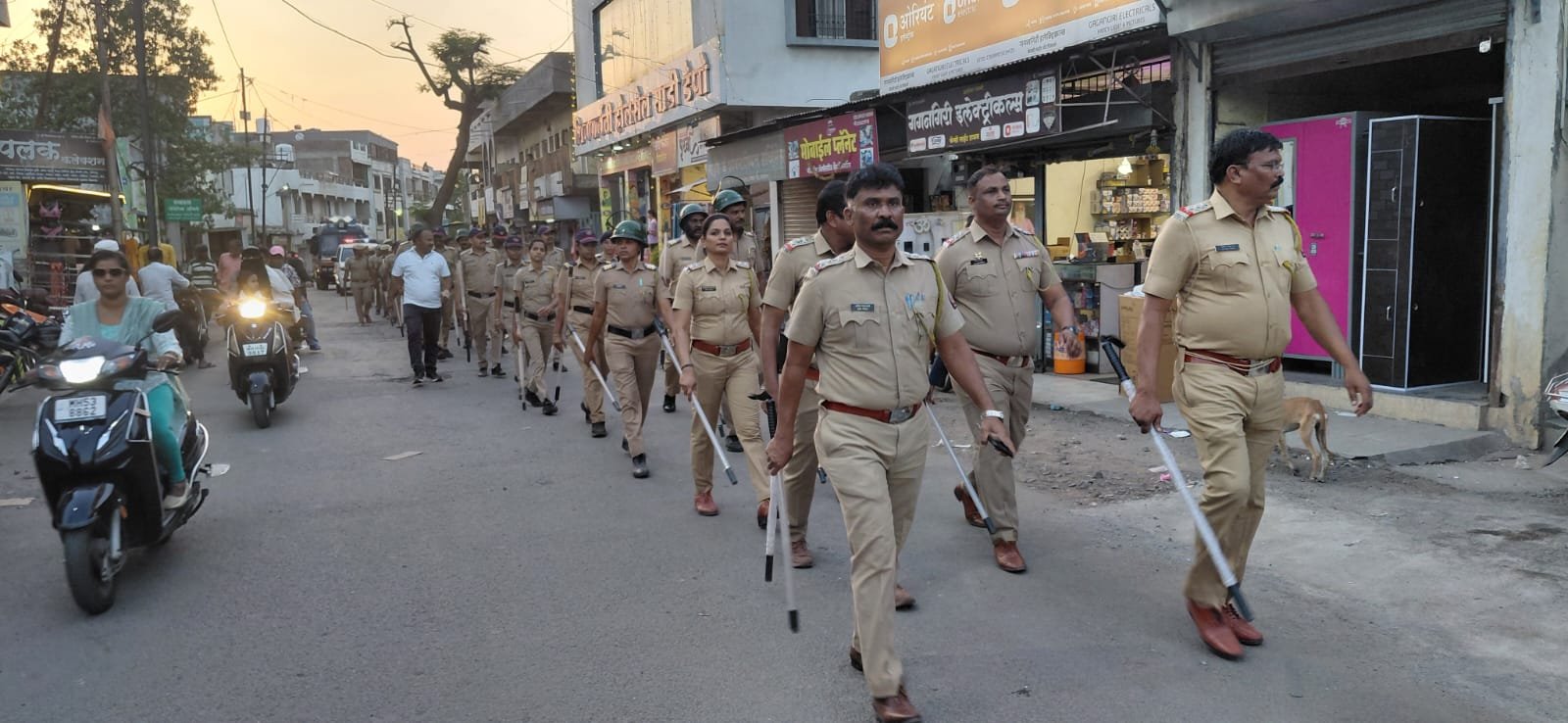 फलटणमध्ये डॉ. बाबासाहेब आंबेडकर जयंतीनिमित्त पोलिसांचा रूट मार्च 