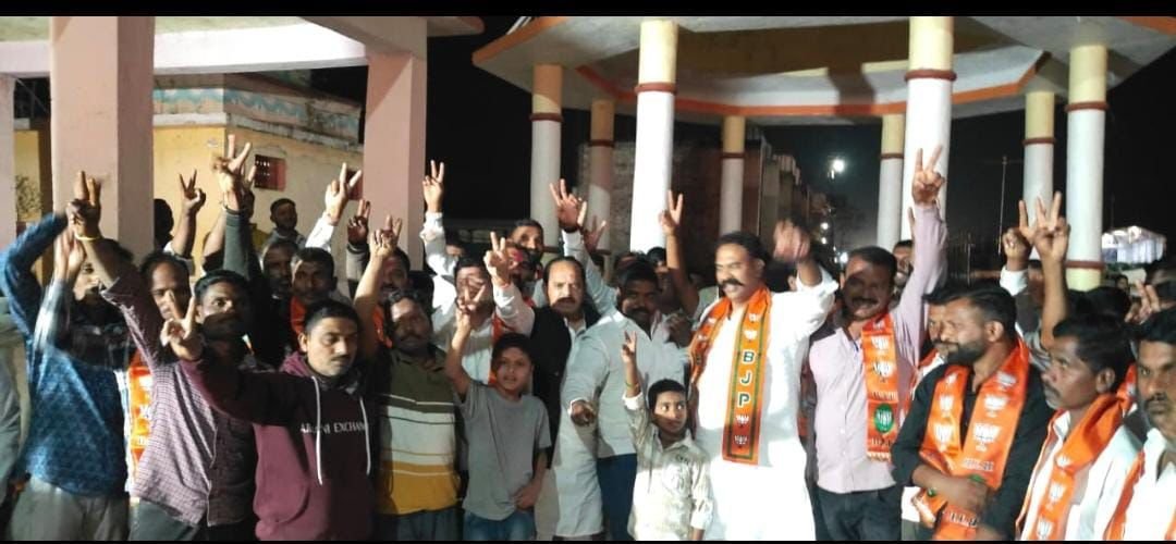 वडजल करांचा भाजपमध्ये प्रवेश, विष्णुपंत लोखंडे व धनंजय साळुंखे पाटील यांना एकमुखी पाठिंबा देत आम्ही विकास पुरुष पाणीदार खासदार रणजितसिंह नाईक निंबाळकर यांच्या नेतृत्वाखाली काम करणार असल्याचे केले स्पष्ट