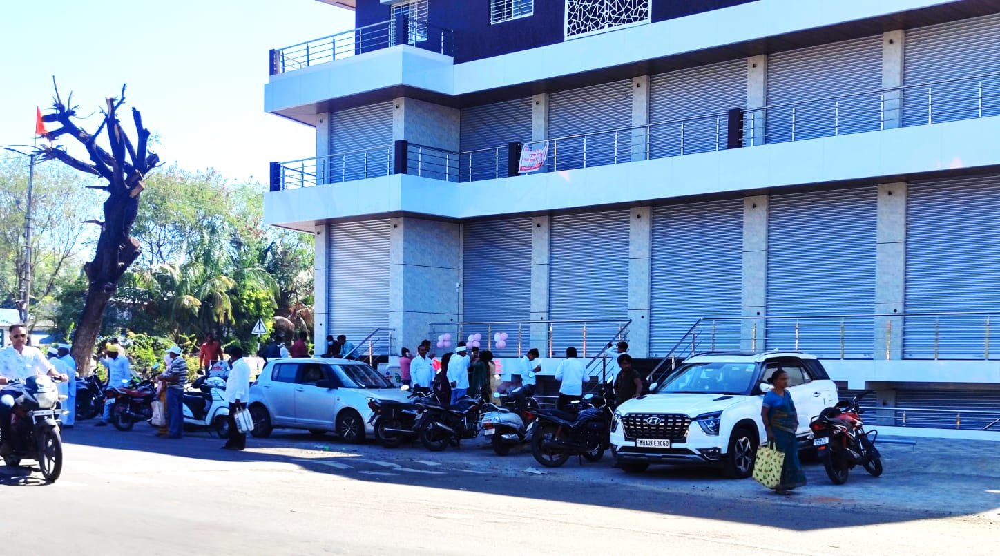 फलटण मध्ये बिल्डरची मनमानी : पार्किंगच्या जागेत नियमबाह्य रेलिंग 