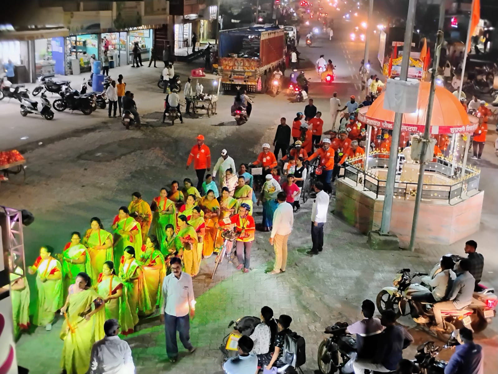 संत नामदेव महाराज जयंतीनिमित्त पंढरपूर ते घुमाण रथ व सायकल यात्रेचे फलटण शहरात उत्स्फूर्त स्वागत