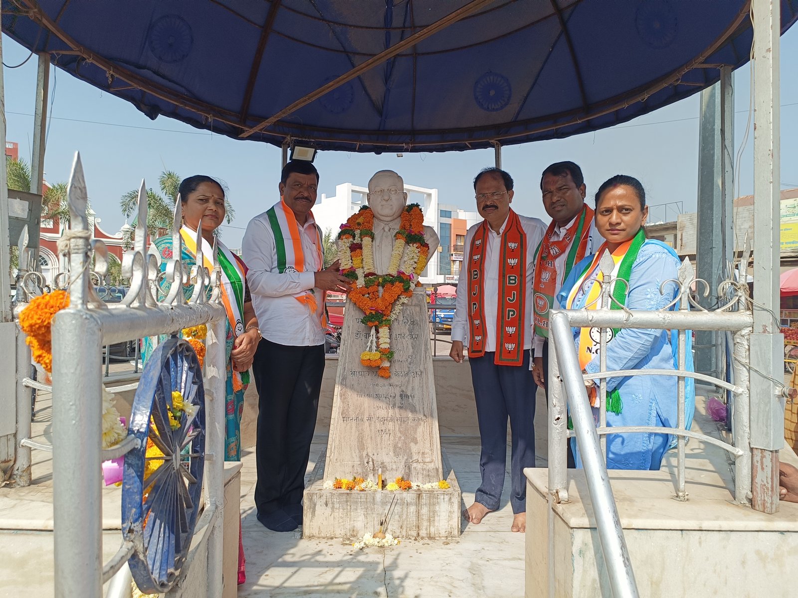 संविधान दिनानिमित्त आमदार सचिन पाटील व समशेरसिंह नाईक निंबाळकर यांच्याकडून डॉ. बाबासाहेब आंबेडकर पुतळ्यास अभिवादन