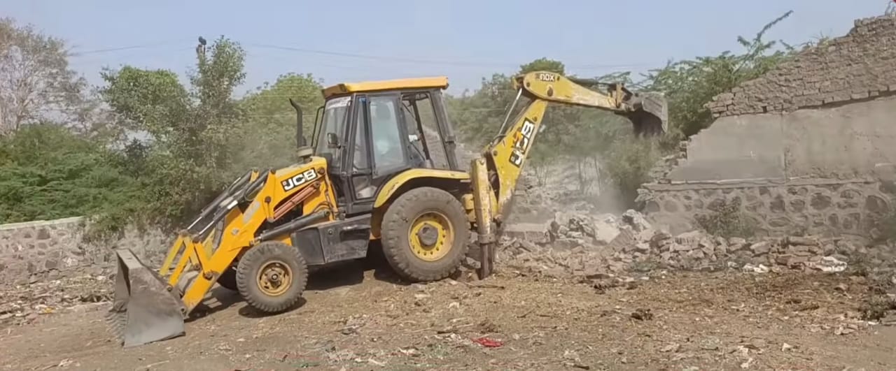 कुरेशीनगर येथील बेकायदेशीर कत्तलखाना जमीनदोस्त, पोलिस प्रशासनाची कारवाई 