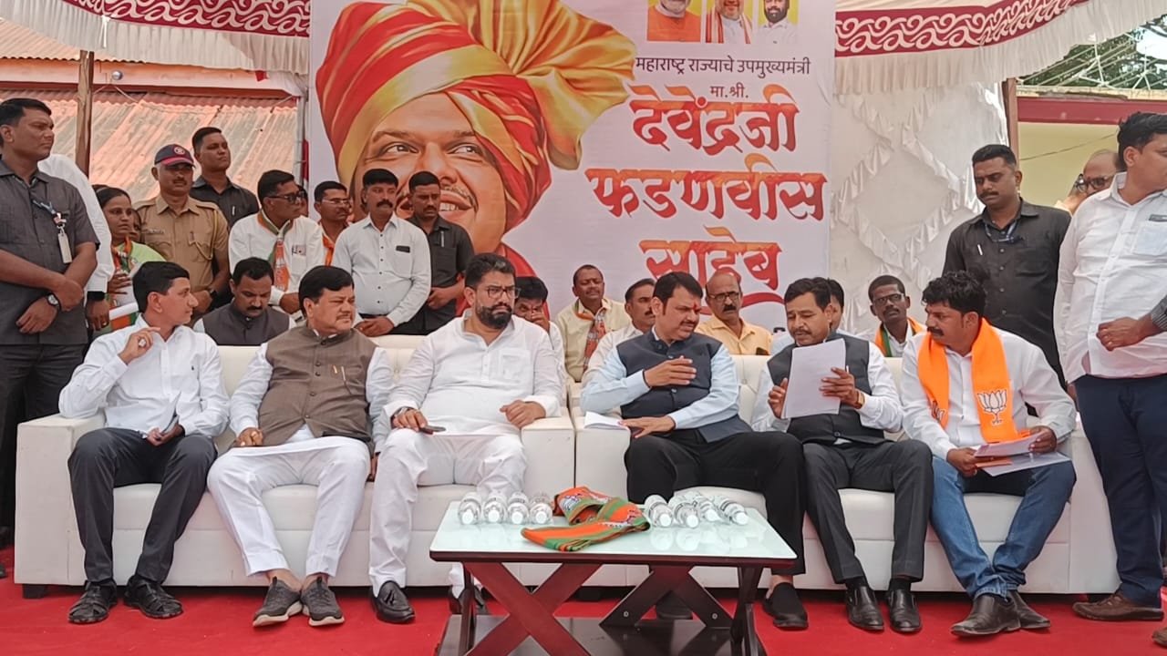 उपमुख्यमंत्री देवेंद्र फडणवीस यांची साईकडे ता.पाटण या गावास भेट