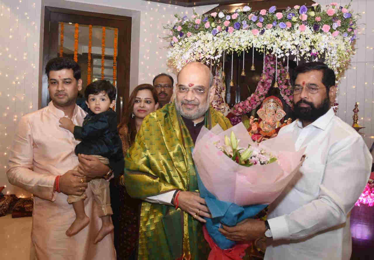 केंद्रीय गृहमंत्री अमित शाह यांनी घेतले वर्षा निवासस्थानी गणेशाचे दर्शन