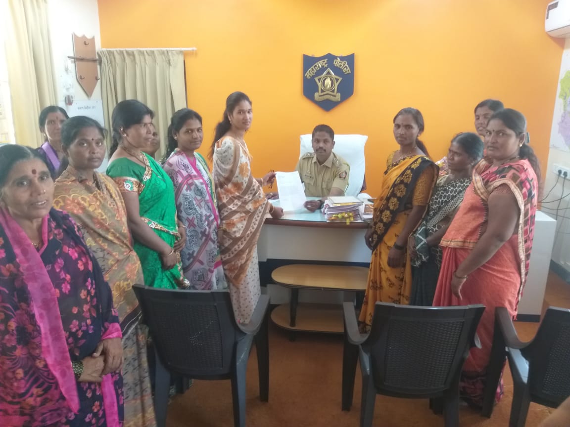 निरगुडी गावातील अवैध दारू विक्री बंद करा : महिलांचे पोलीस उपविभागीय अधिकारी तानाजी बरडे यांना निवेदन 