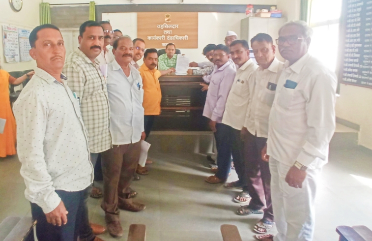 तहसील आवारात लेखनिकांवर तहसीलदारांचा फौजदारीचा इशारा 
