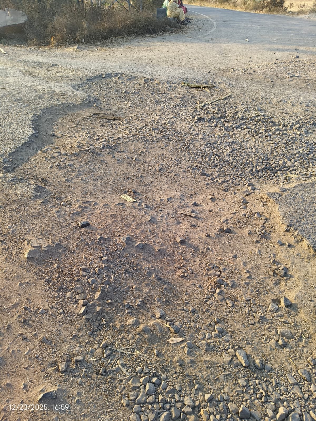 बडेखान-साखरवाडी रस्ता दुरुस्तीच्या मागणीला यश! 