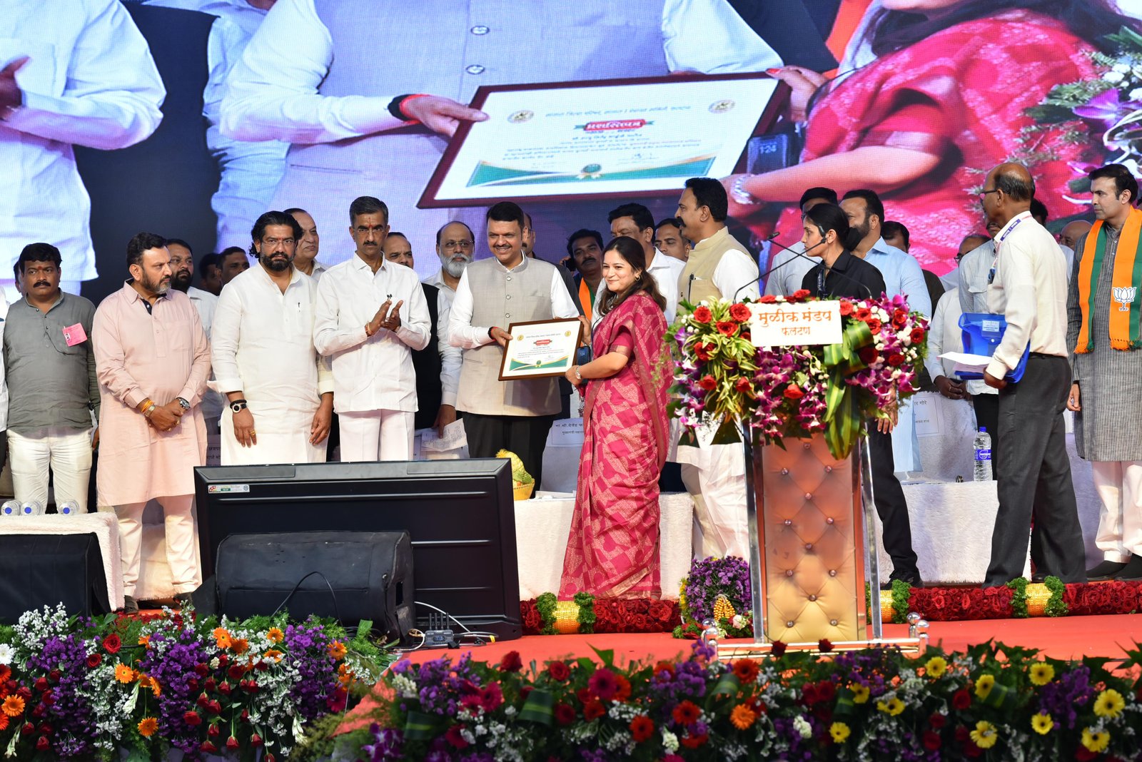 मुख्यमंत्री मा. ना. देवेंद्रजी फडणवीस यांच्या हस्ते सुरवडी ग्रामपंचायतीचा सन्मान