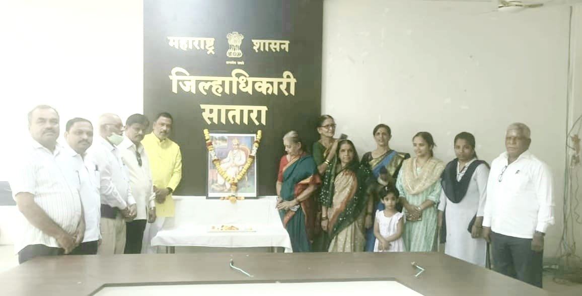 महात्मा बसवेश्वर यांना जिल्हाधिकारी कार्यालयात अभिवादन