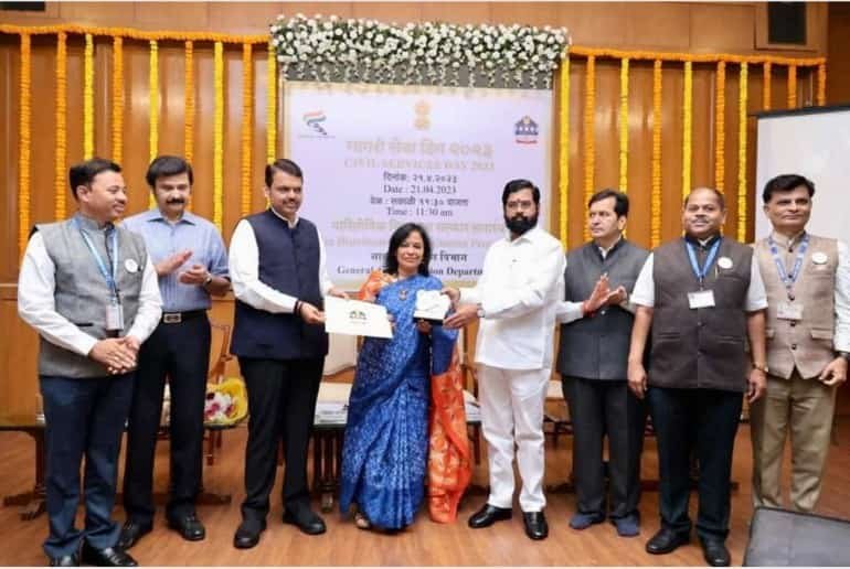 मधाचे गाव-मांघर संकल्पनेस राज्य शासनाचा सर्वोत्कृष्ट पुस्कार प्रदान