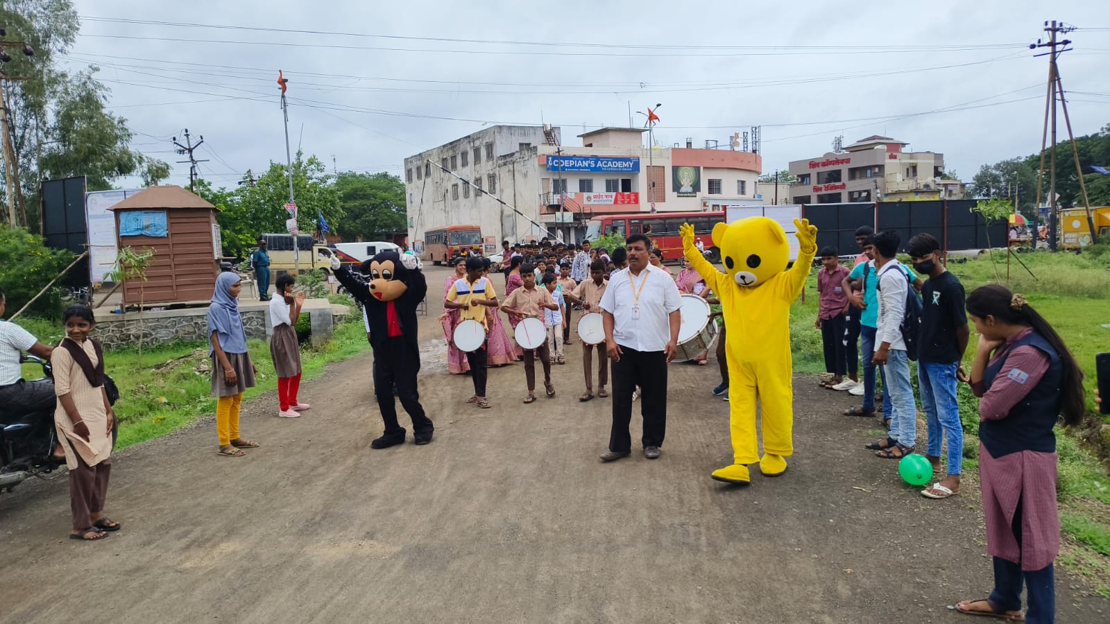 यशवंतराव चव्हाण हायस्कूल व ज्युनिअर कॉलेज येथे नवागतांचे स्वागत