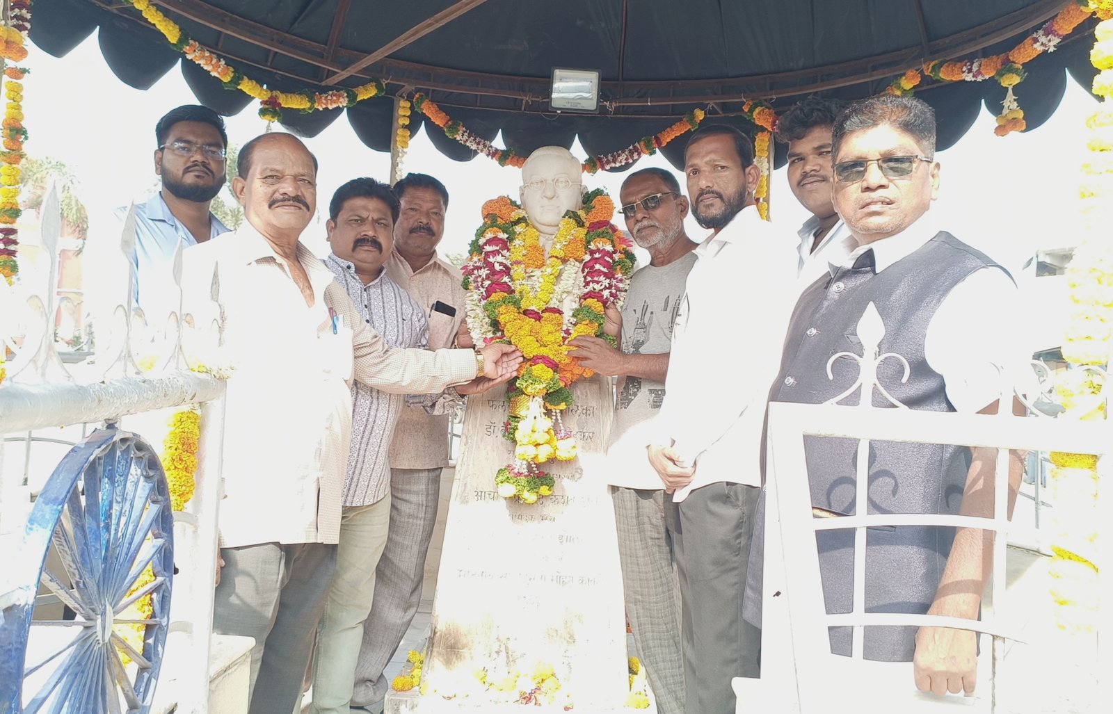 रिपाइच्या वतीने डॉ. बाबासाहेब आंबेडकरांना अभिवादन