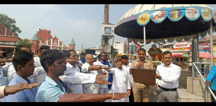 फलटणच्या डीएड चौकात उसाने भरलेल्या ट्रॉलीचा थरार