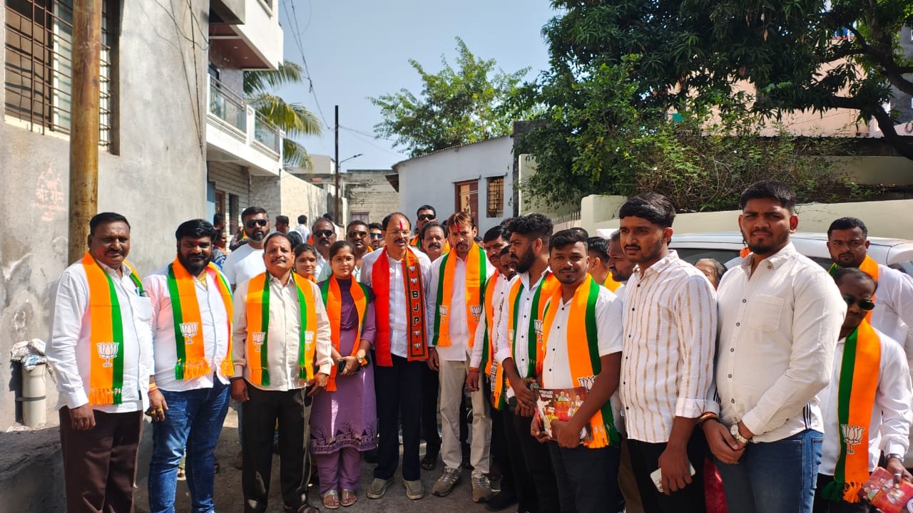 समशेरसिंह नाईक निंबाळकर यांच्या प्रचाराला मतदारांचा मिळतोय चांगला प्रतिसाद,प्रभाग 8 मध्ये होम टू होम प्रचार