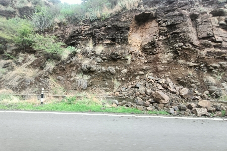 ताथवडा घाटात दरड कोसळून अपघाताची शक्यता 