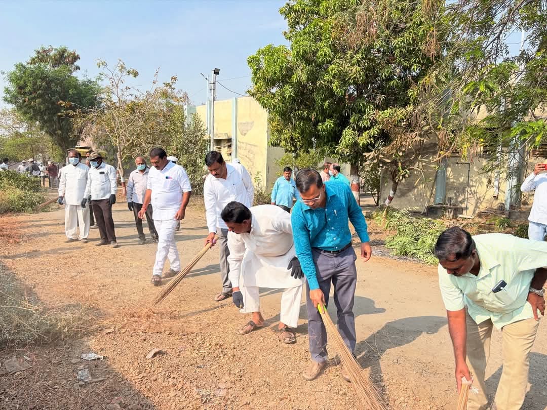  डॉ. नानासाहेब धर्माधिकारी प्रतिष्ठानच्या वतीने  स्वच्छता अभियान : आमदार सचिन पाटील यांचा सहभाग 