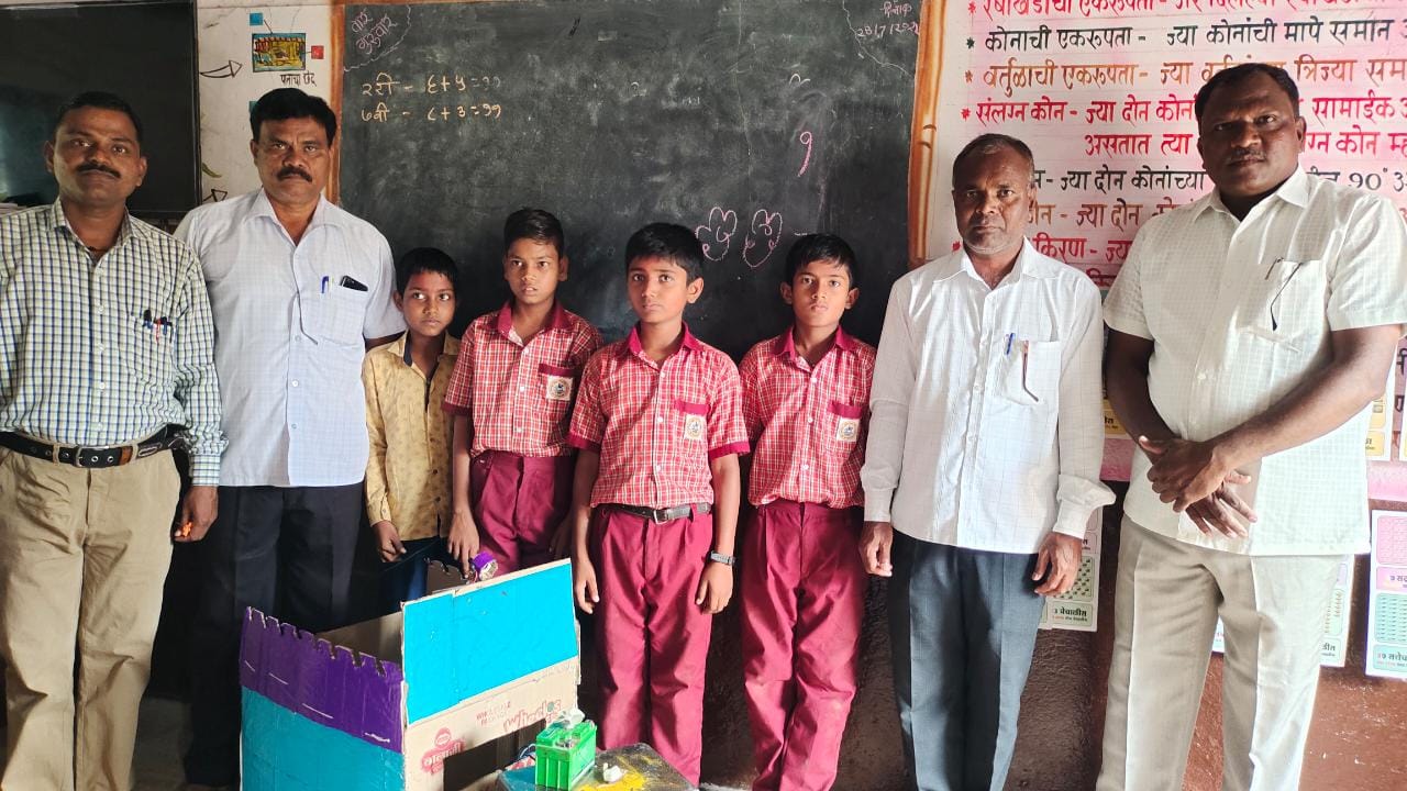 सासकल च्या जि. प. प्राथ. शाळेच्या विद्यार्थ्यांनी बनवला टाकाऊ इलेक्ट्रिकल साहित्यपासून ध्वनीक्षेपक 