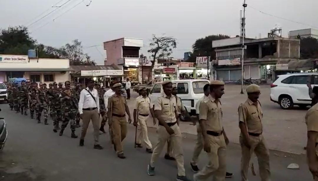  ग्रामीण पोलिस ठाण्याच्या हद्दीतील साखरवाडी, विडणी व राजाळे येथे बीएसएफ व स्थानिक पोलिसांचे सशस्त्र पथसंचलन 