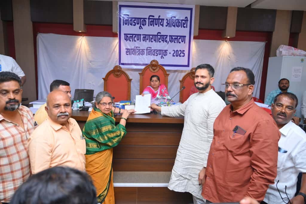 शिवसेना एकनाथ शिंदे गटाकडून नगराध्यक्ष पदासाठी श्रीमंत अनिकेत राजे नाईक निंबाळकर यांचा अर्ज दाखल