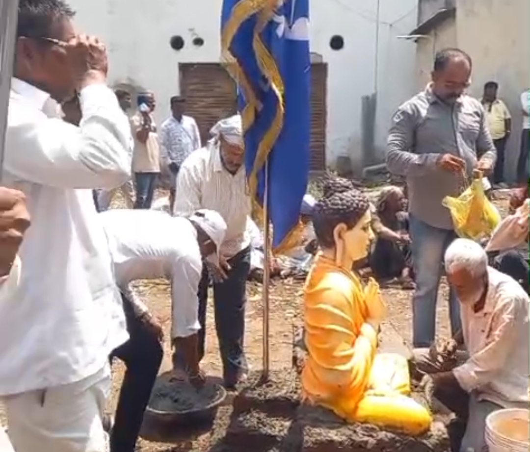 प्रशासनाला कंटाळून अखेर साखरवडीत बुद्ध मूर्ती व डॉ. आंबेडकर यांचा पुतळा बसवला