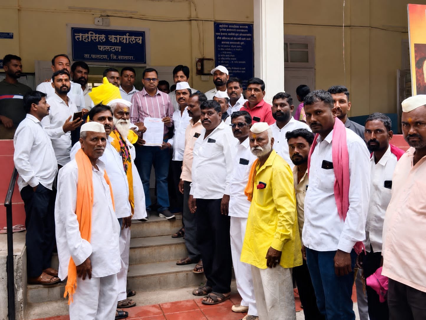 एसटी आरक्षणासह मेंढपाळांच्या संरक्षणासाठी सकल धनगर समाजाचे फलटण तहसीलदारांना निवेदन