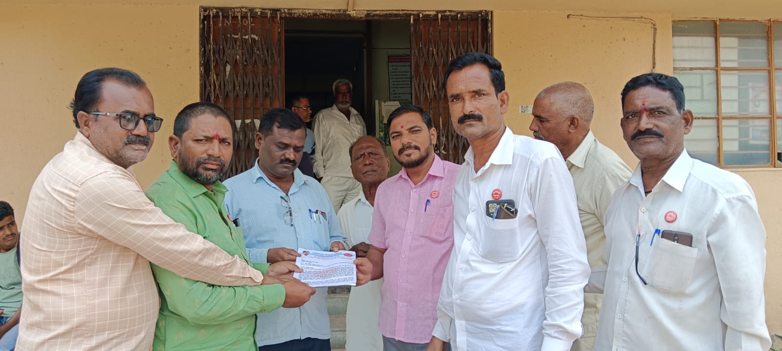 फलटण भूमी अभिलेख कार्यालयाच्या अनागोंदी कारभाराविरोधात स्वाभिमानी शेतकरी संघटना आक्रमक 