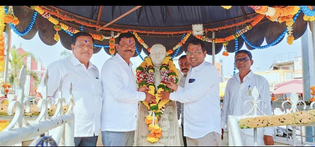 फलटण येथे डॉ. बाबासाहेब आंबेडकर यांच्या महापरिनिर्वाण दिनानिमित्त अभिवादन 