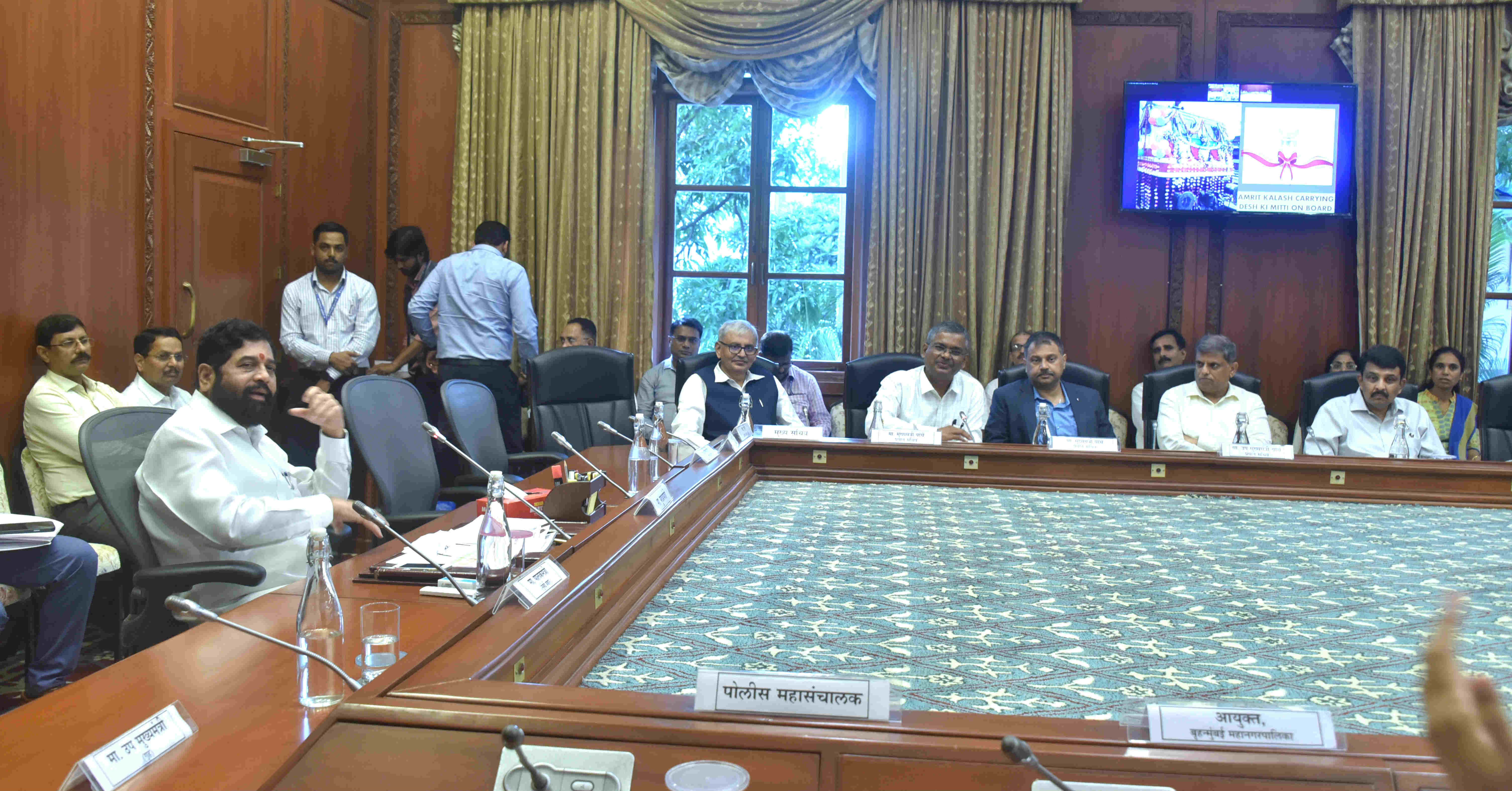 निर्बंध मोडणार्‍या कापड दुकानदारावर कारवाई