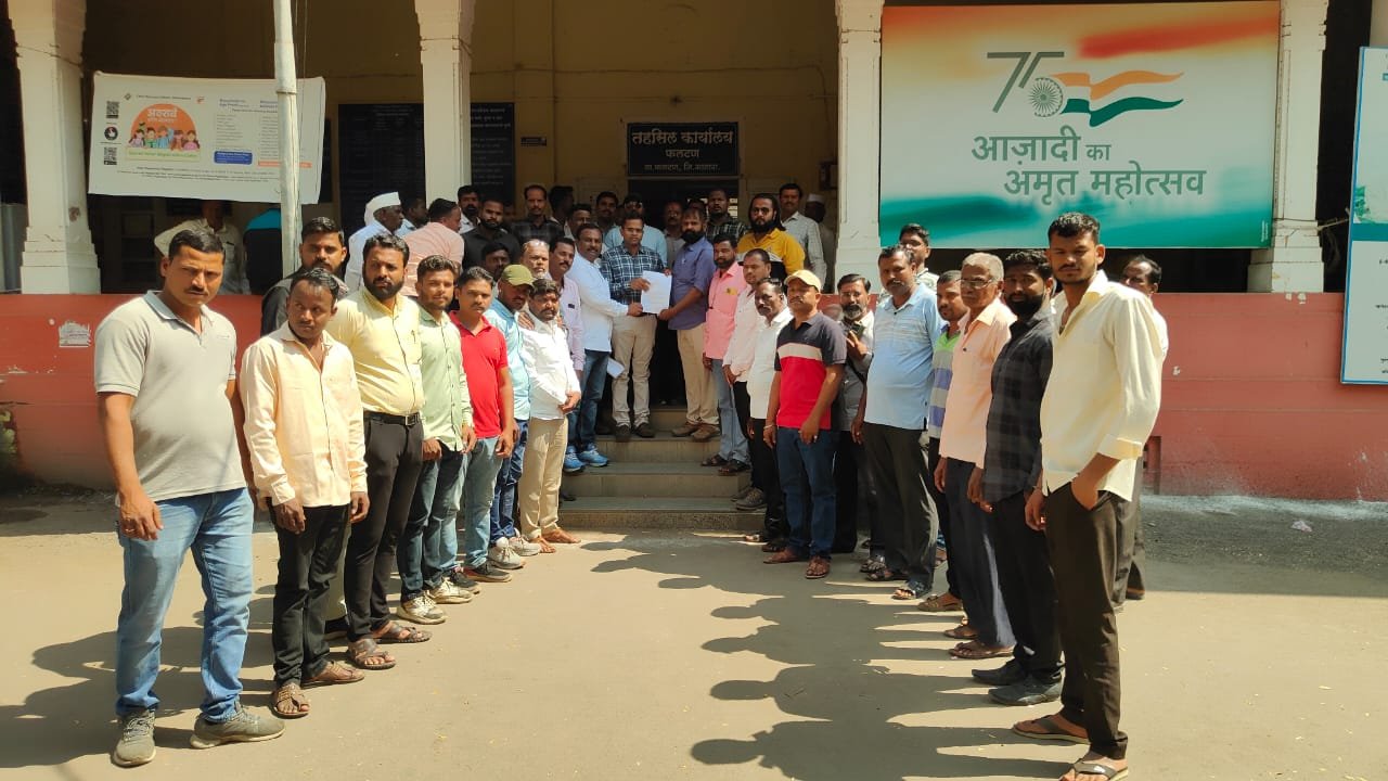 फलटणला फुले प्रेमी आक्रमक, पुतळा इंचभर सुद्धा हलवणार नाही : महात्मा फुले जयंती उत्सव समिती 