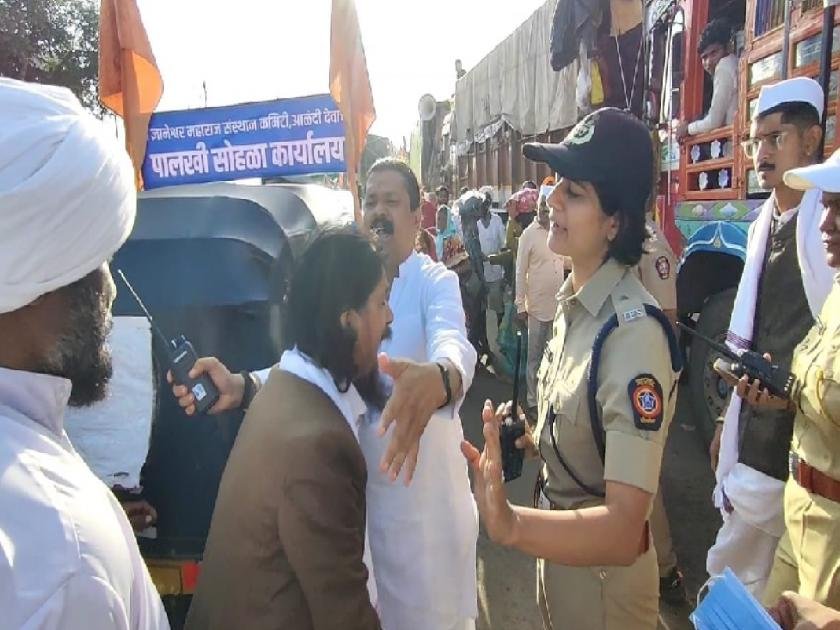 माऊलींच्या पालखीतील वाहने न सोडल्याने पालखी विश्वस्त - पोलिसांमध्ये खडाजंगी