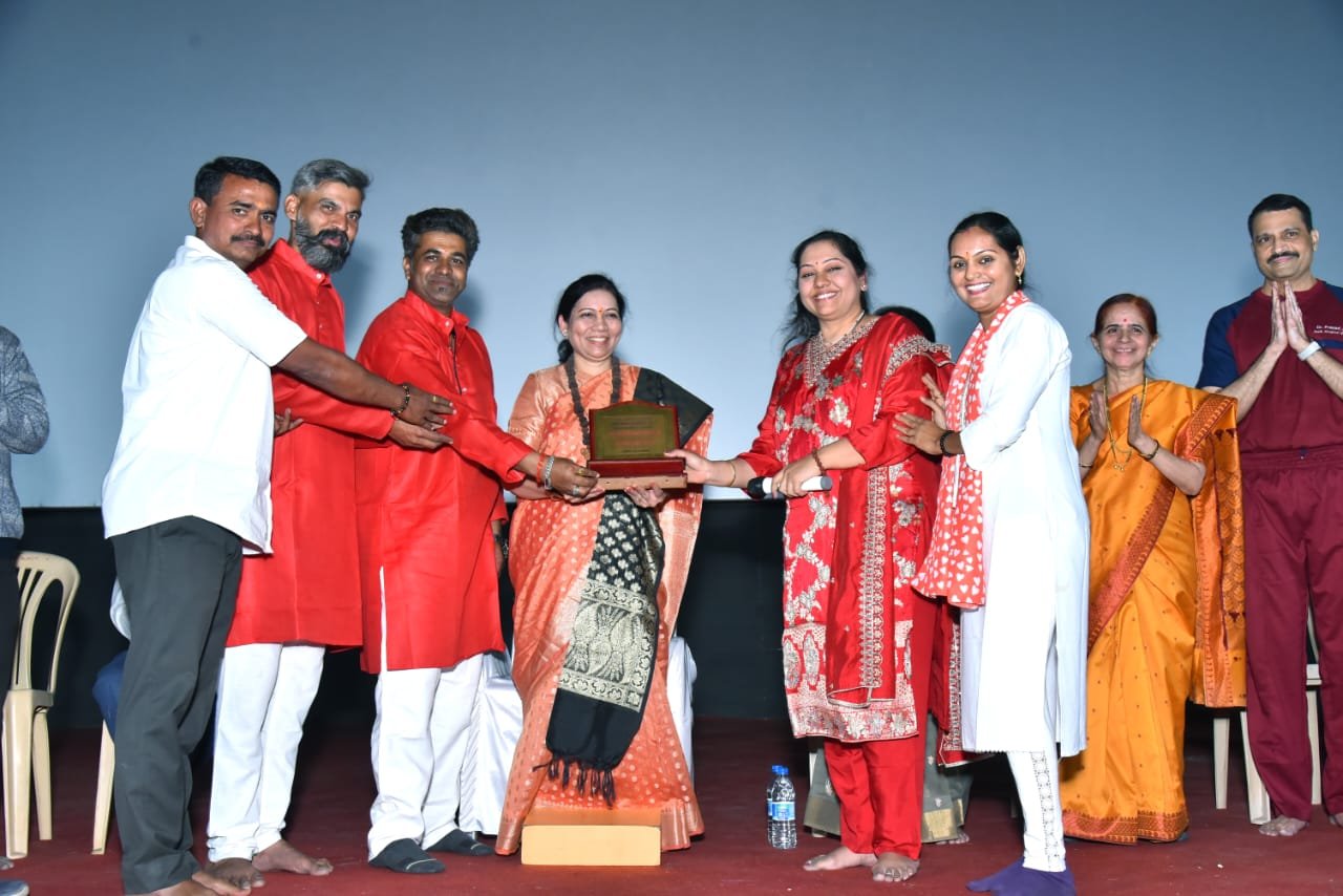 माँ रुद्रात्मिका गुरुमाई यांच्या जीवनावर आधारित असलेल्या'फकिरीयत' चित्रपटाचा फलटण मध्ये शानदार शुभारंभ :  माँ रुद्रात्मिका  गुरुमाई यांना 'क्रियायोग भूषण'पुरस्कार प्रदान