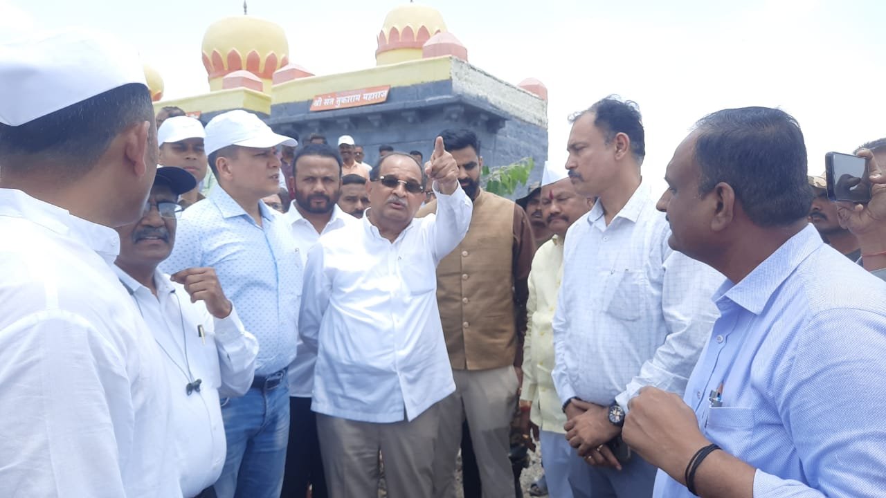 वारकरी व भाविकांना आवश्यक त्या सोयी सुविधा उपलब्ध करून द्यावी - महसूलमंत्री राधाकृष्ण विखे पाटील