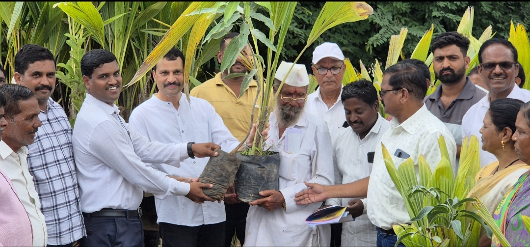 डॉ. प्रसाद जोशी यांच्याकडून शेतकऱ्यांना मोफत झाडे वाटप ; वृक्ष संपदा वाचविली पाहिजे : डॉ. प्रसाद जोशी 