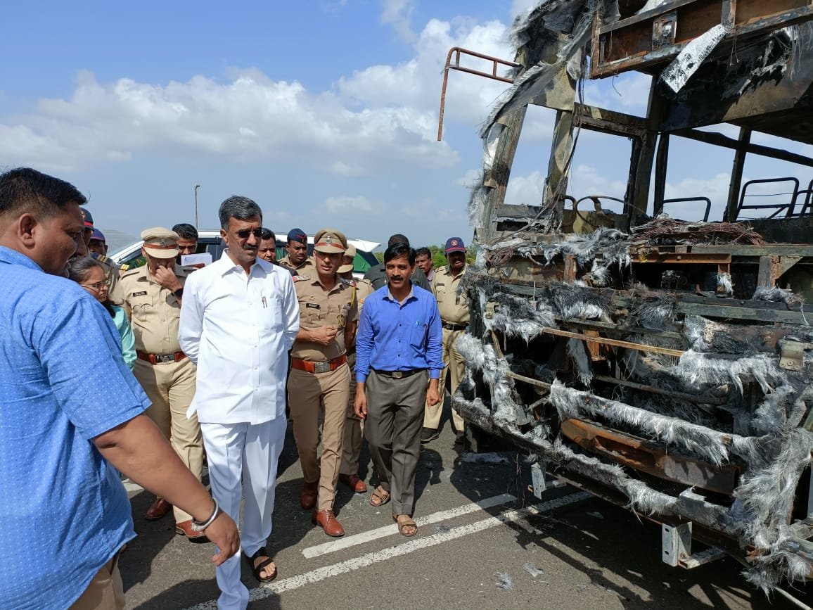 आनेवाडी येथे जळालेल्या एसटीबसची पालकमंत्री शंभूराज देसाई यांनी केली पहाणी